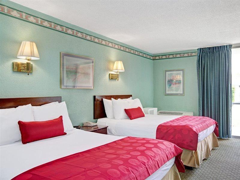 Ramada By Wyndham Parsippany Hotel Buitenkant foto