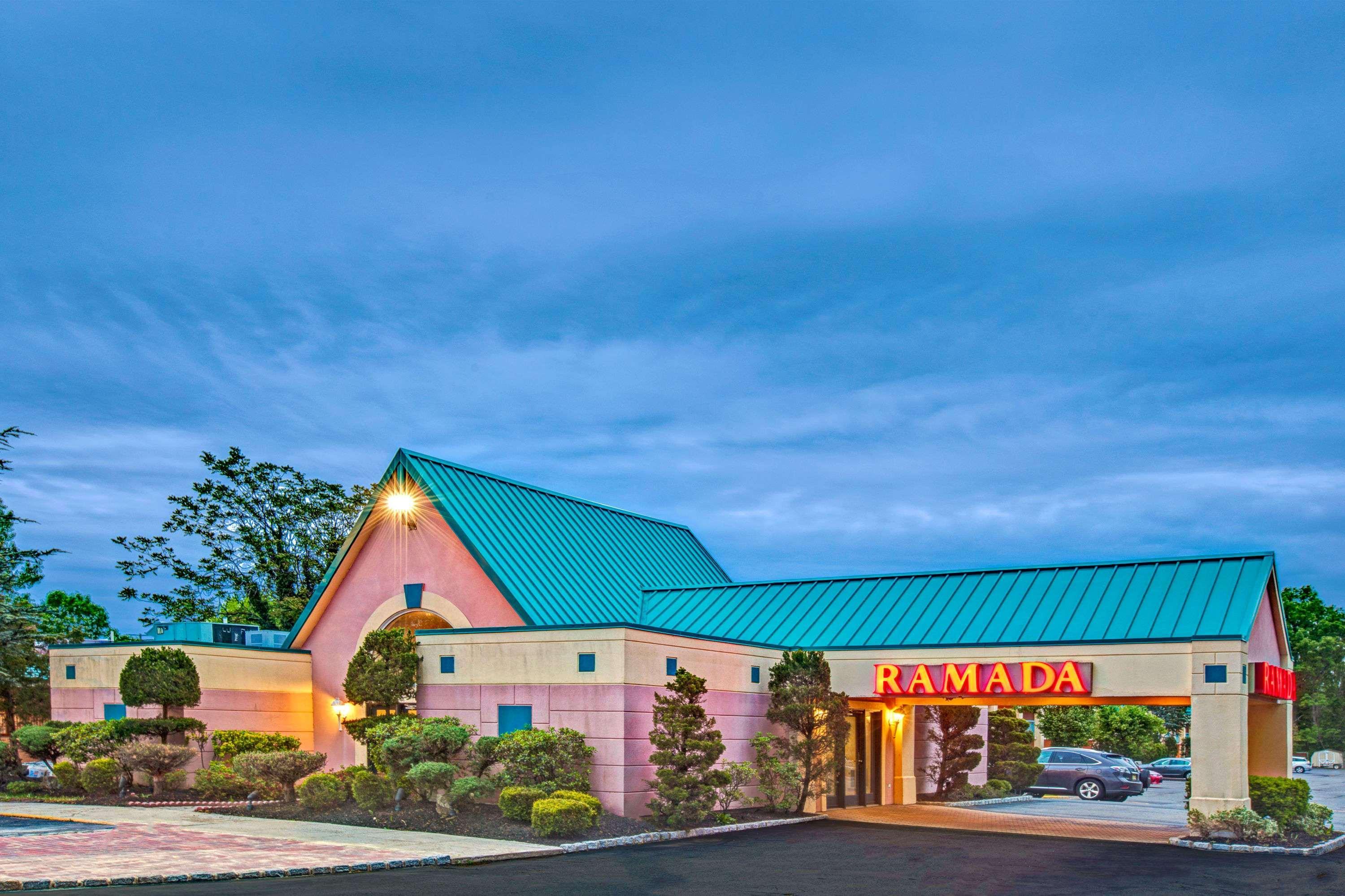 Ramada By Wyndham Parsippany Hotel Buitenkant foto