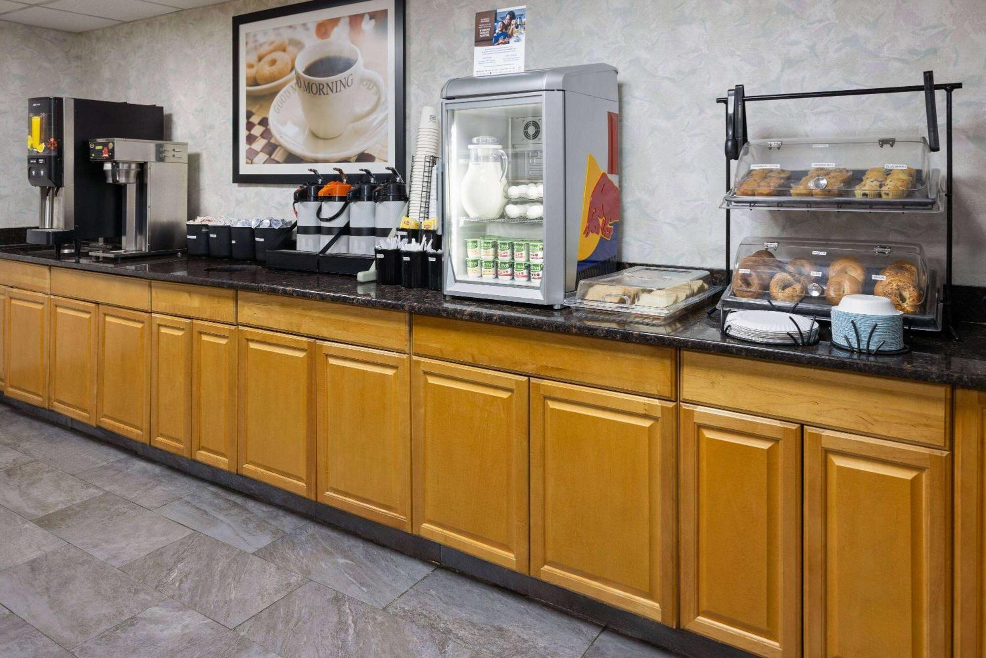 Ramada By Wyndham Parsippany Hotel Buitenkant foto