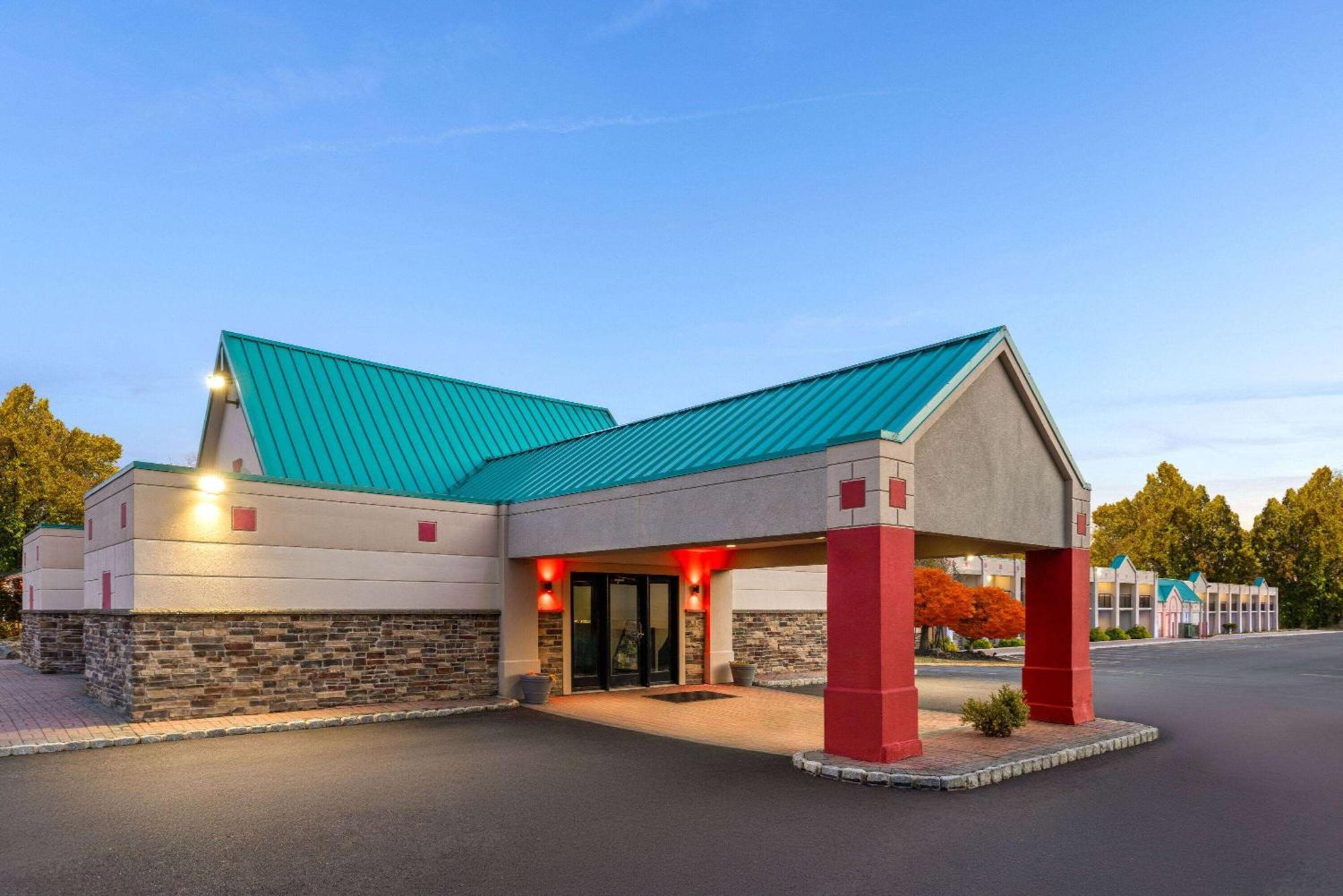 Ramada By Wyndham Parsippany Hotel Buitenkant foto