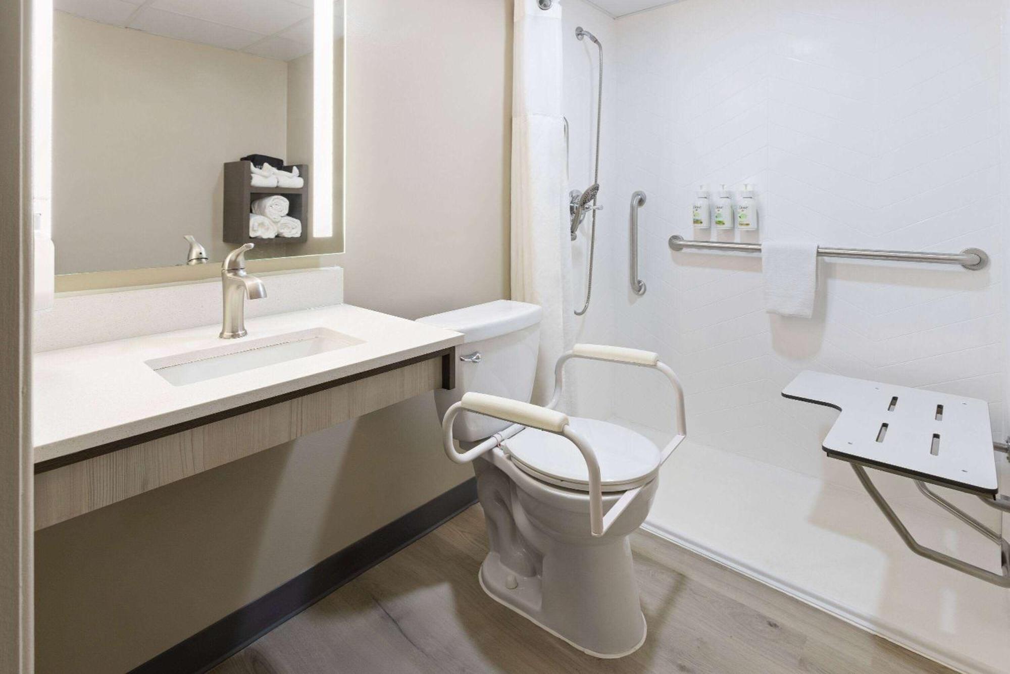 Ramada By Wyndham Parsippany Hotel Buitenkant foto
